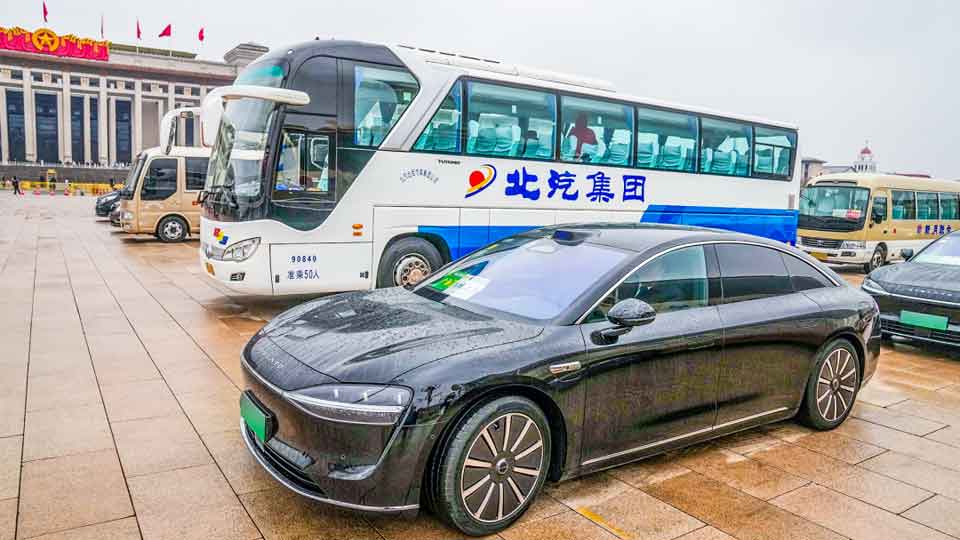 智电新车首“上会” 2026世界杯官网入口连续22年为全国两会提供用车和服务保障