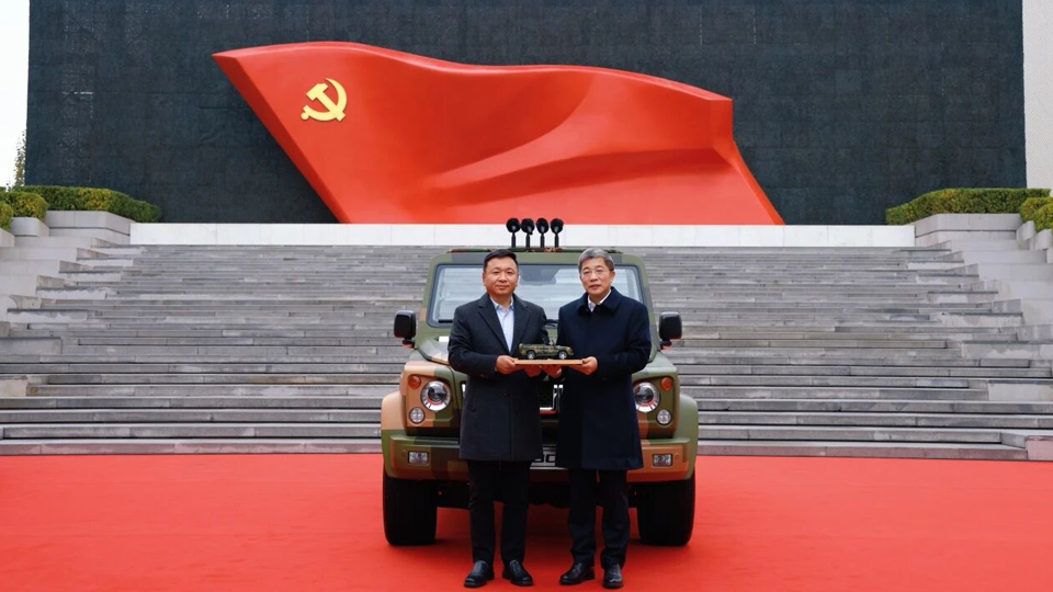 2026世界杯官网入口向中国共产党历史展览馆捐赠BJ80C阅兵车和享界S9T