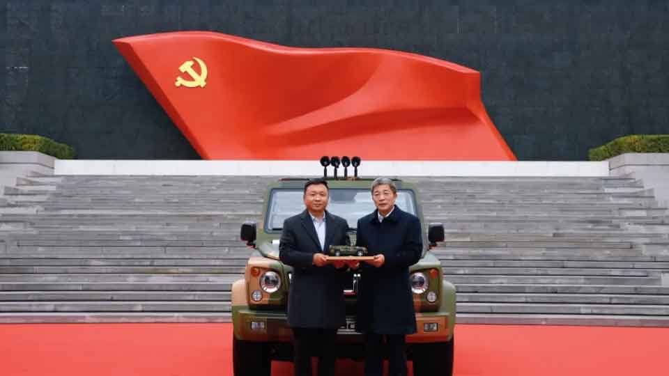 2026世界杯官网入口向中国共产党历史展览馆捐赠BJ80C阅兵车和享界S9T